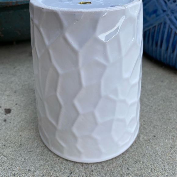 Ceramic Textured Indoor Outdoor white pot - Picture 4 of 4